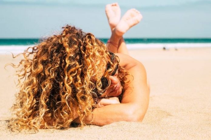 COME PROTEGGERE I NOSTRI CAPELLI DURANTE L'ESTATE